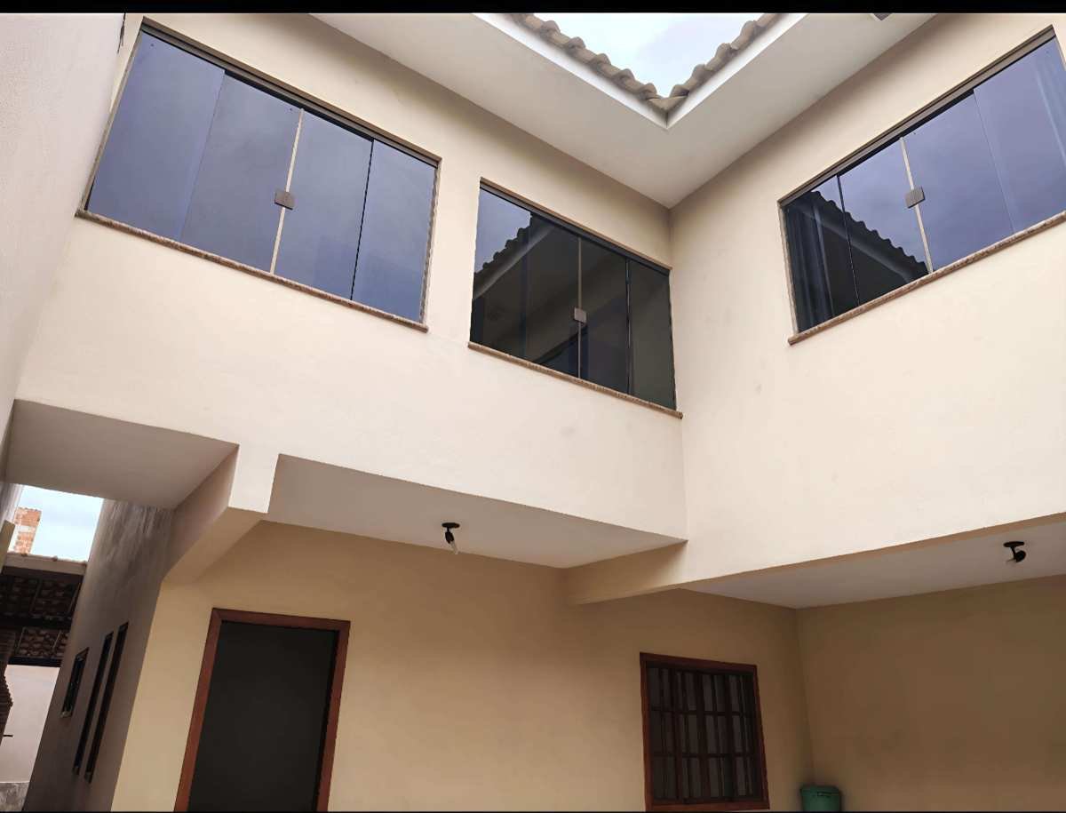Casa à venda com 3 quartos, 131m² - Foto 1