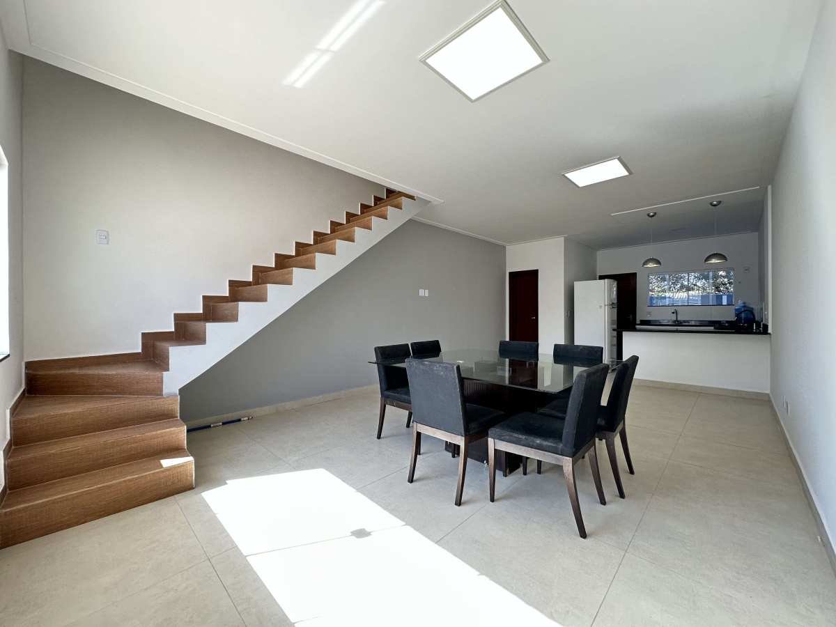 Casa à venda com 2 quartos, 112m² - Foto 1