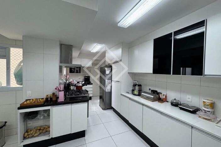 Apartamento para alugar com 4 quartos, 241m² - Foto 11