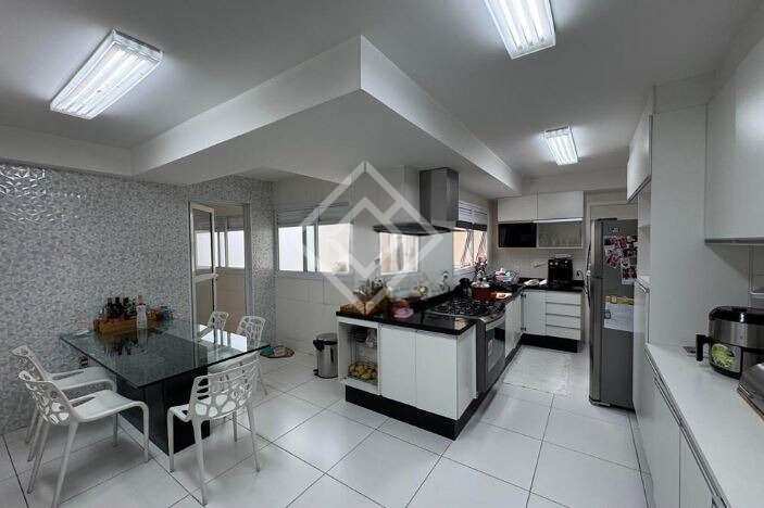 Apartamento para alugar com 4 quartos, 241m² - Foto 10