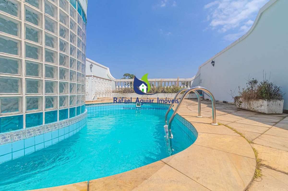 Casa de condomínio à venda, com 3 quartos, 241m²