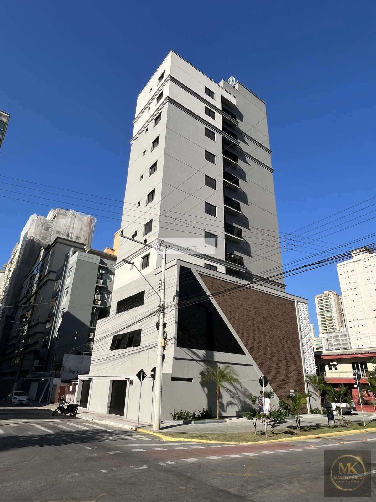 Apartamento à venda, com 3 dormitórios. sendo 2 suítes, 1 apto por andar, localizado na Terceira Avenida em Meia Praia Itapema - Deise Melo Imóveis