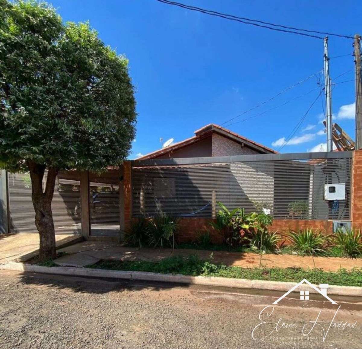 Casa reformada á venda em condomínio Vinícius de Moraes