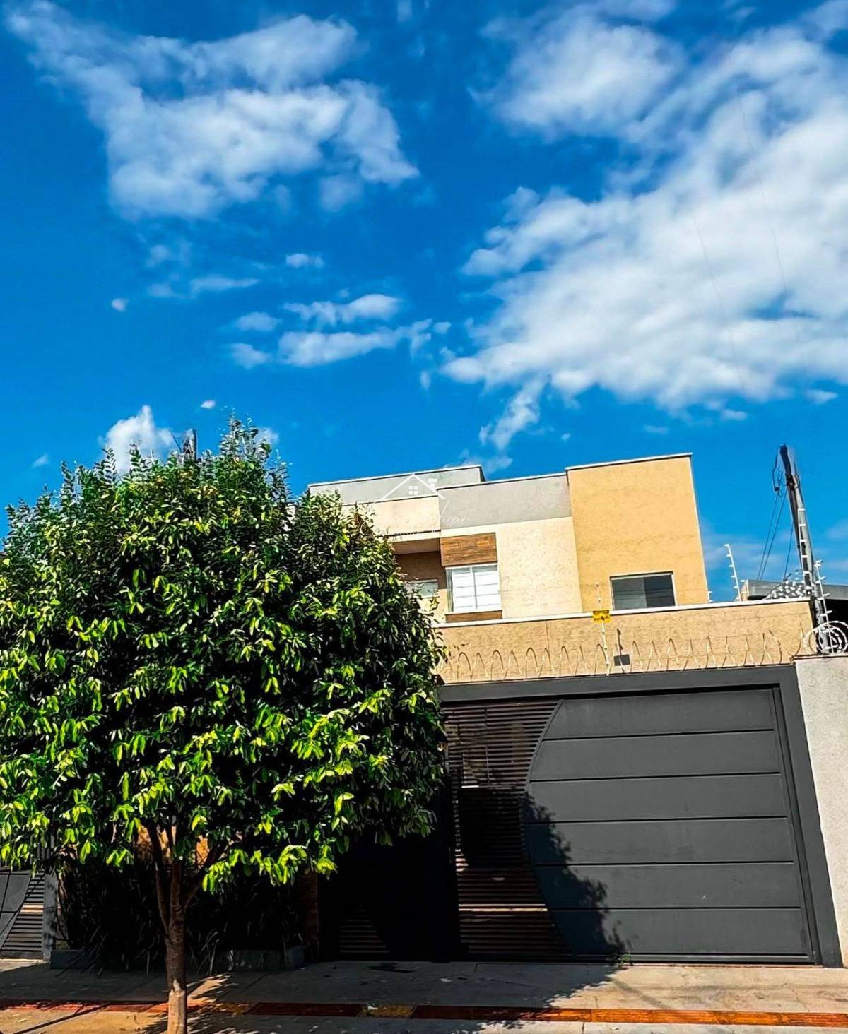 Casa á venda de porta fechada no bairro Universitário - Elaine Haddad - Corretora de Imóveis