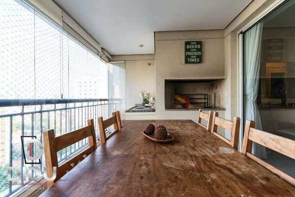 Apartamento à venda na Vila Clementino, com 3 quartos, sendo 2 suítes e 2 vagas, 130m², sacada com churrasqueira a carvão. Andar alto.