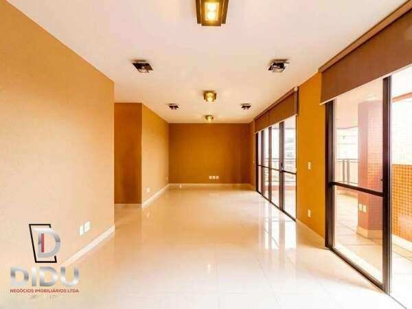 Apartamento de luxo com  208m² na Vila Mariana conta com 4 suítes, 4 vagas de garagem. Localizado a apenas 400 metros do Shopping e metrô Santa Cruz.