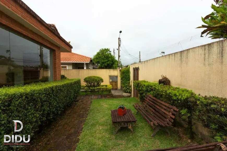 Casa térrea à venda no Instituto de Previdência, com 3 quartos, 290 de terreno, 3 dormitórios, sendo 2 suítes e 8 vagas de garagem.