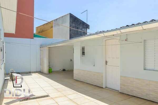 Casa térrea para venda no Centro de São Bernardo do Campo com 256 m², 3 dormitórios, 3 suítes, quintal com edícula e 3 vagas de garagem.