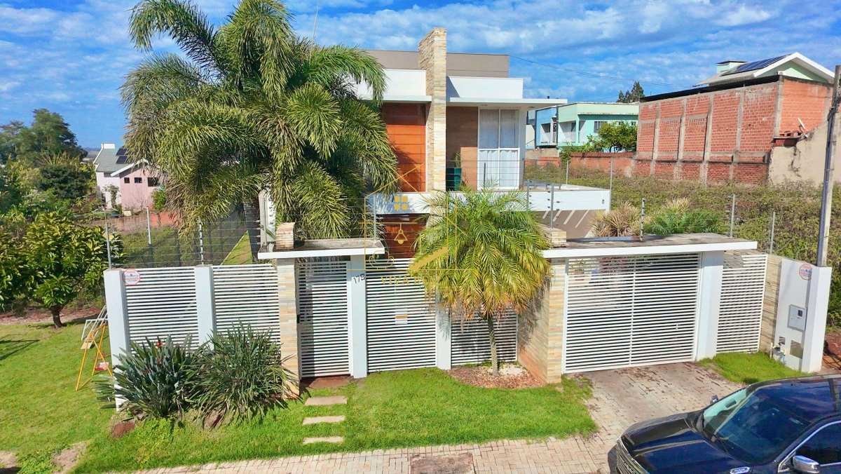 Alto Padrão | Sobrado com 4 Dormitórios, Piscina e Terreno de 557m²