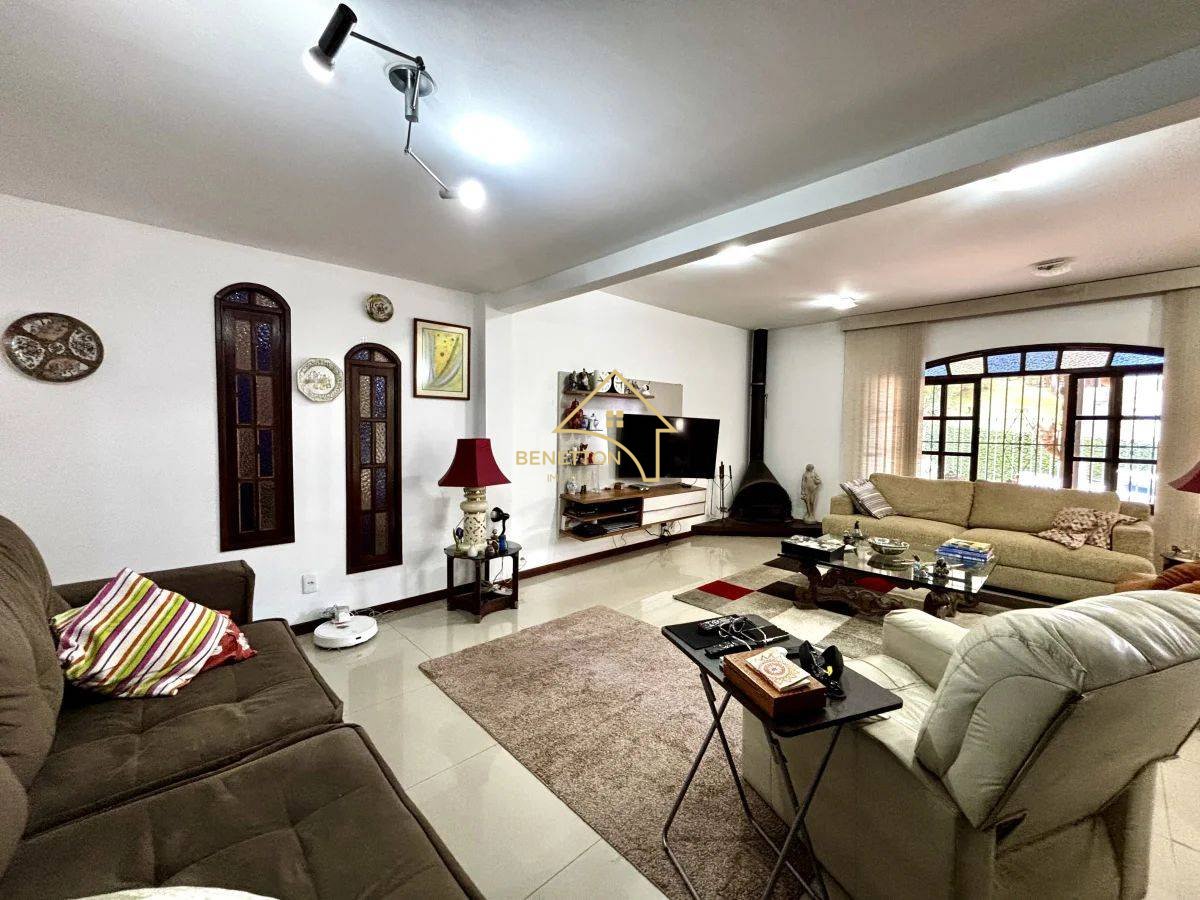 Casa à venda, Bom Retiro, com 4 quartos, 253,40m² - Benetton Imóveis