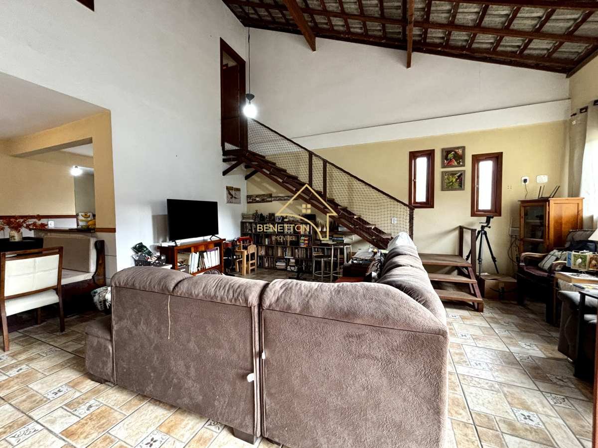 Casa de condomínio à venda em Teresópolis, Vargem Grande, com 5 quartos, 239,41m² - Benetton Imóveis