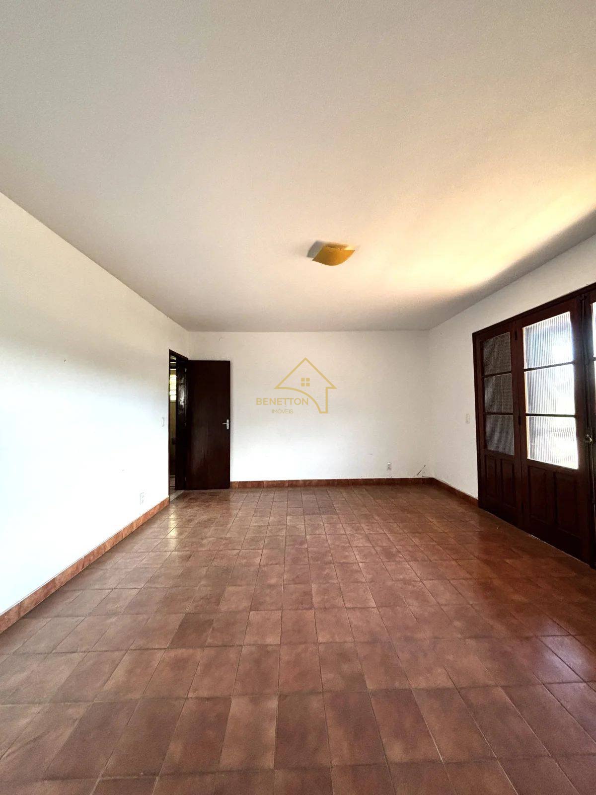 Casa para Venda em Teresópolis, Tijuca, 2 dormitórios, 1 suíte, 3 banheiros, 2 vagas - Benetton Imóveis