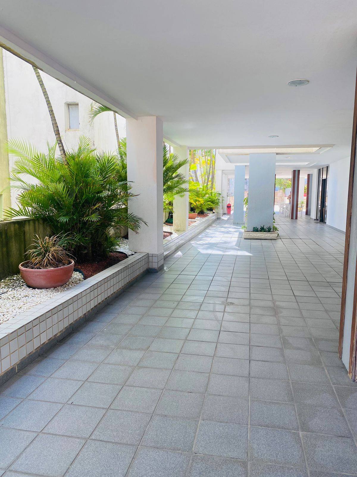  - Amplo apartamento de 3/4 sendo uma suíte, varanda, nascente total e 2 vagas de garagem.