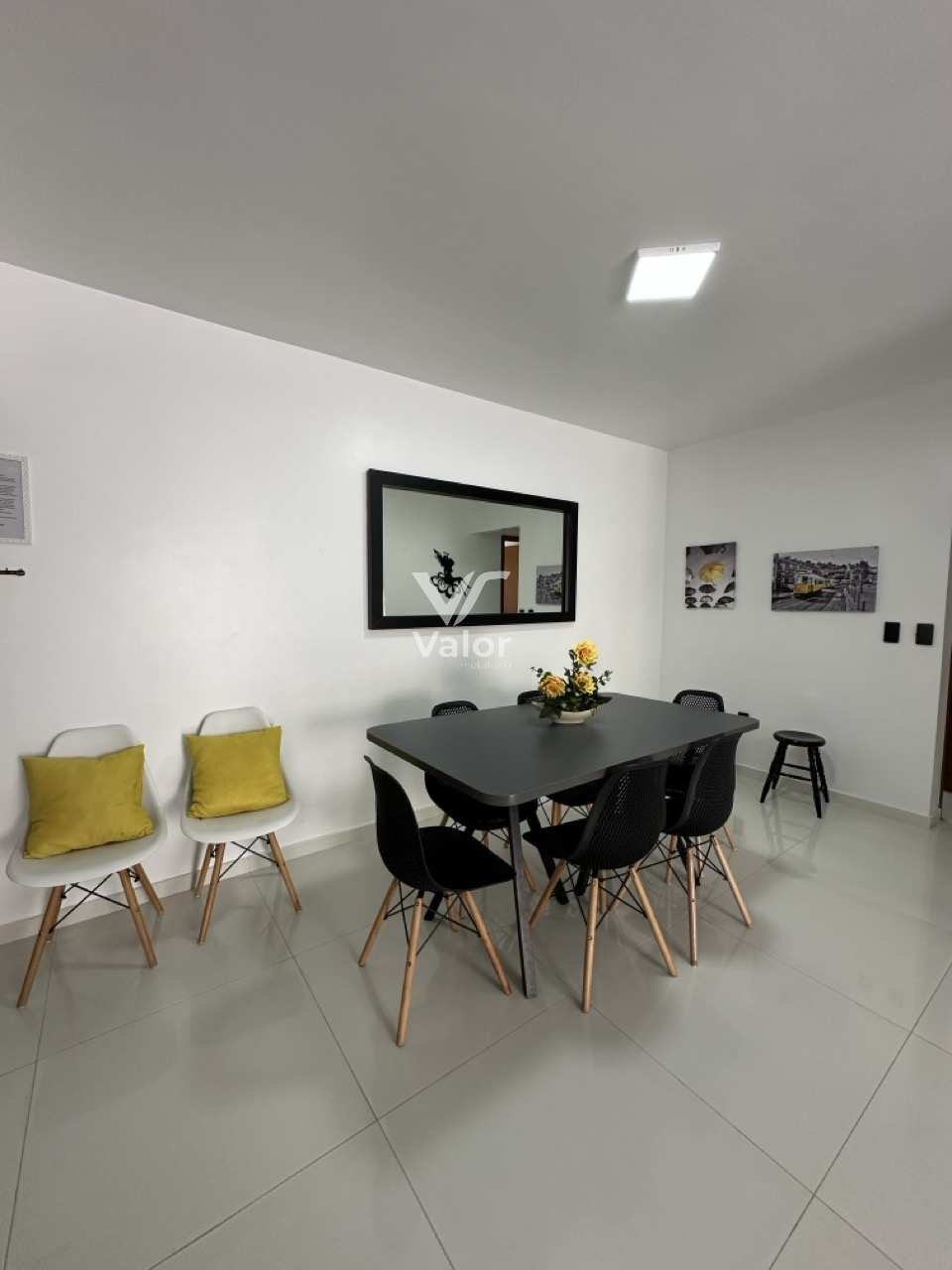  - Apartamento 3 Dormitórios Lateral Avenida Meia Praia Com Vista Mar