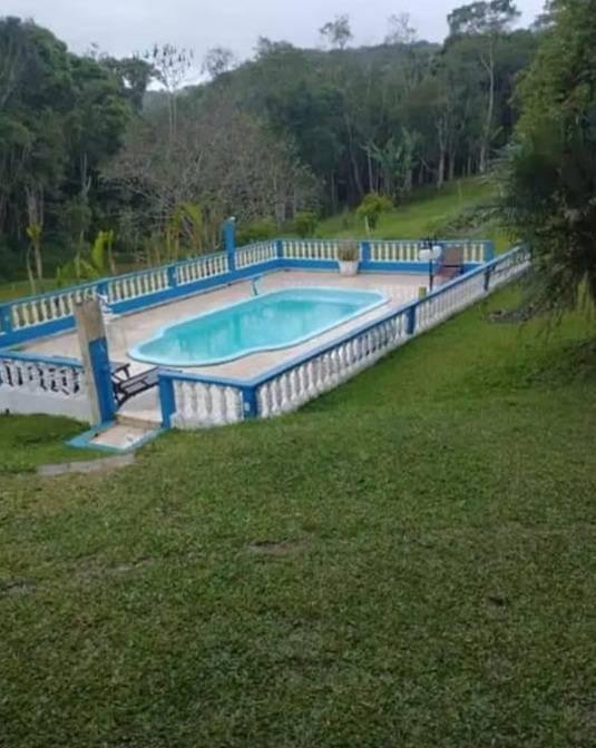 BELA CHÁCARA COM PISCINA, CAMPO E TANQUE DE PEIXE - Estani Imóveis