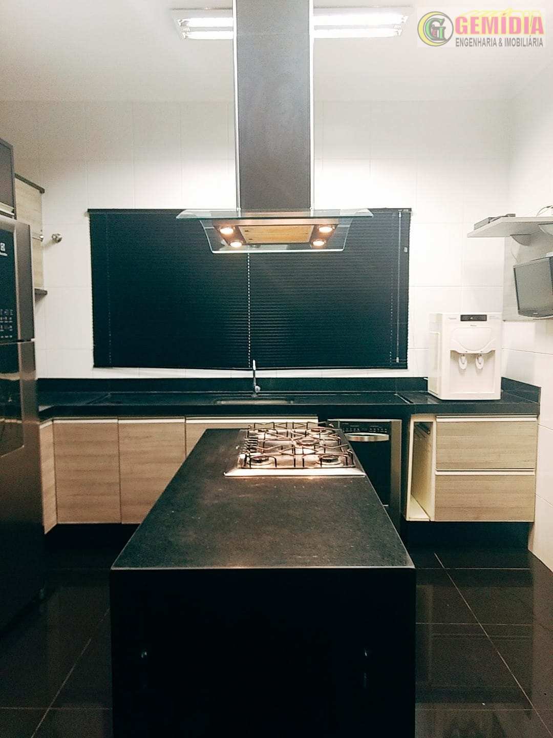  - Casa à venda, com 4 quartos, 196m²