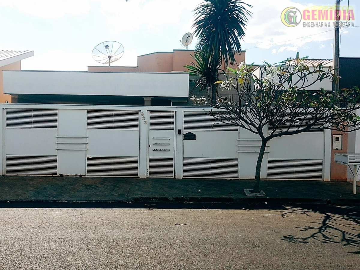 Casa à venda com 4 quartos, 196m² - ,