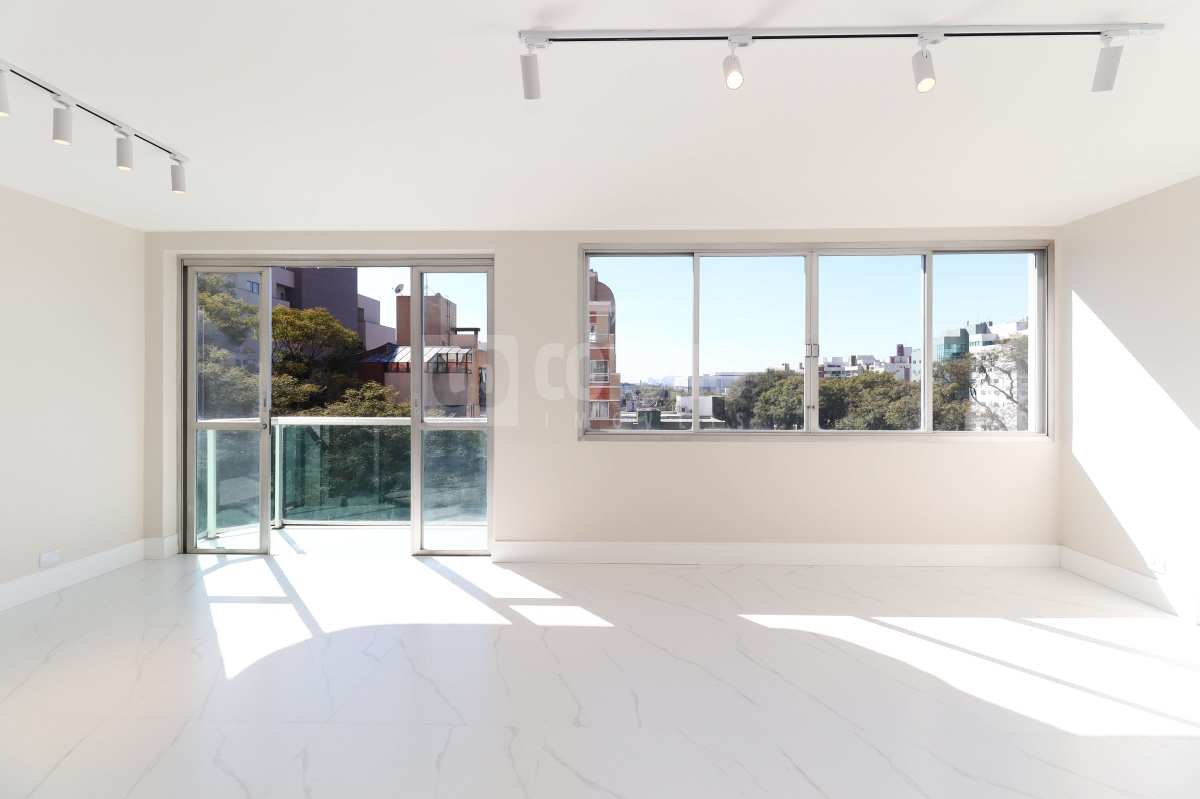  - Apartamento Amplo com 140m2 privativos, 3 Quartos (1 suíte) em Frente ao Clube Curitibano