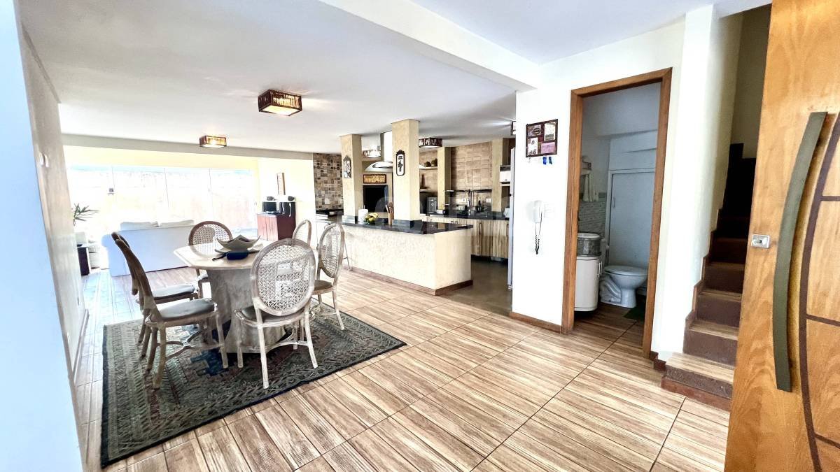  - Triplex 302m² à venda 5 quartos, lareira, churrasqueira, 4 vagas de garagem no Condomínio Recanto das Andorinhas Bairro Braga São José dos Pinhais