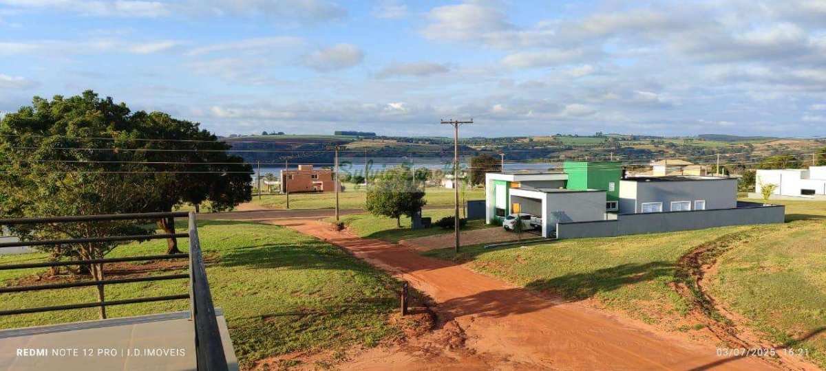 Lindao sobrado com piscina no Condomínio Rivieira de Santa Cristina 3 - Itaí-SP