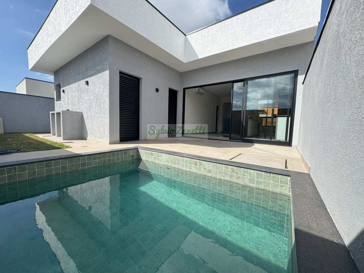 Linda residência térrea com piscina no Condomínio Royal Garden em Paulínia