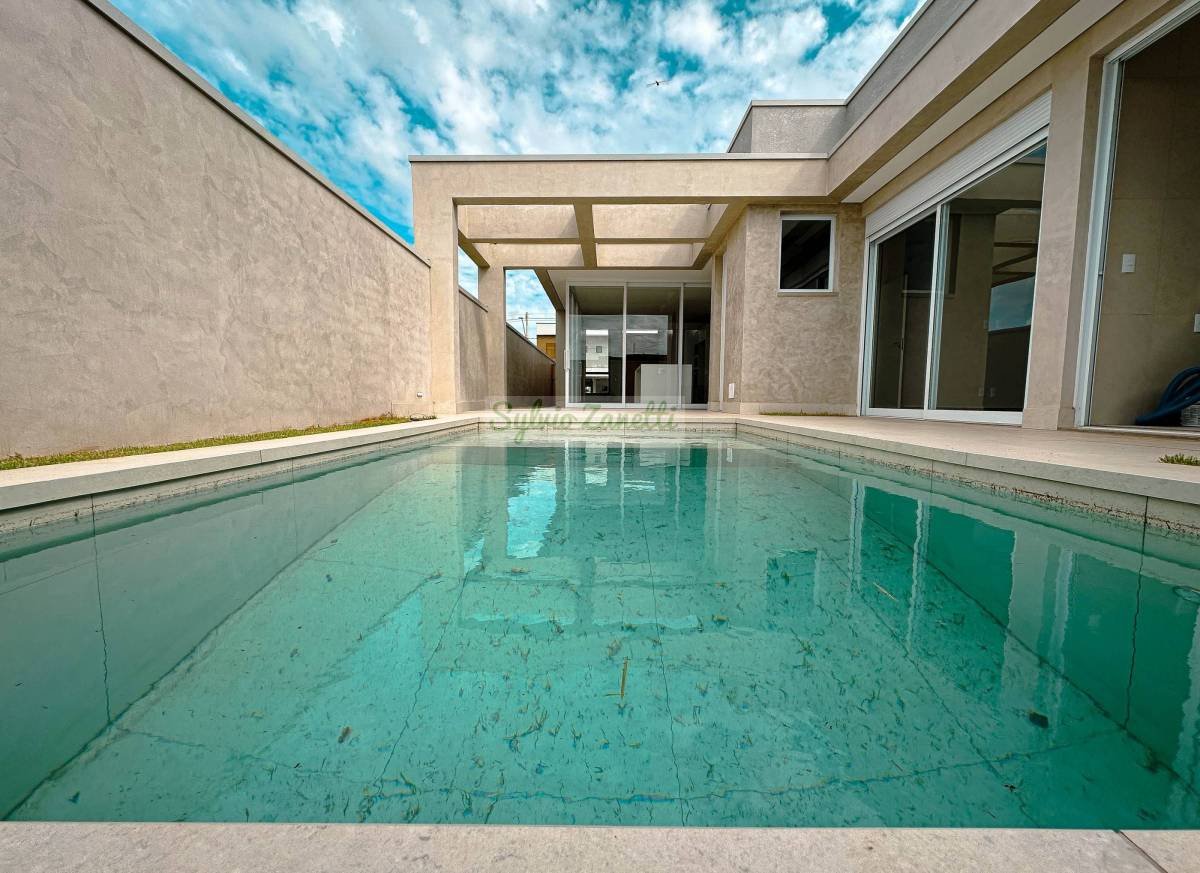 Linda residência térrea de alto padrão com piscina no Condomínio Santorini