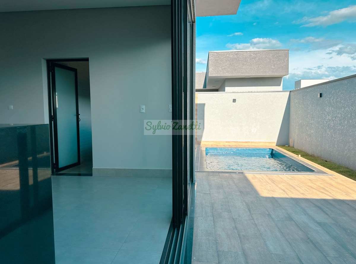 Linda residência terrea de alto padrão com piscina no Condomínio Santorini