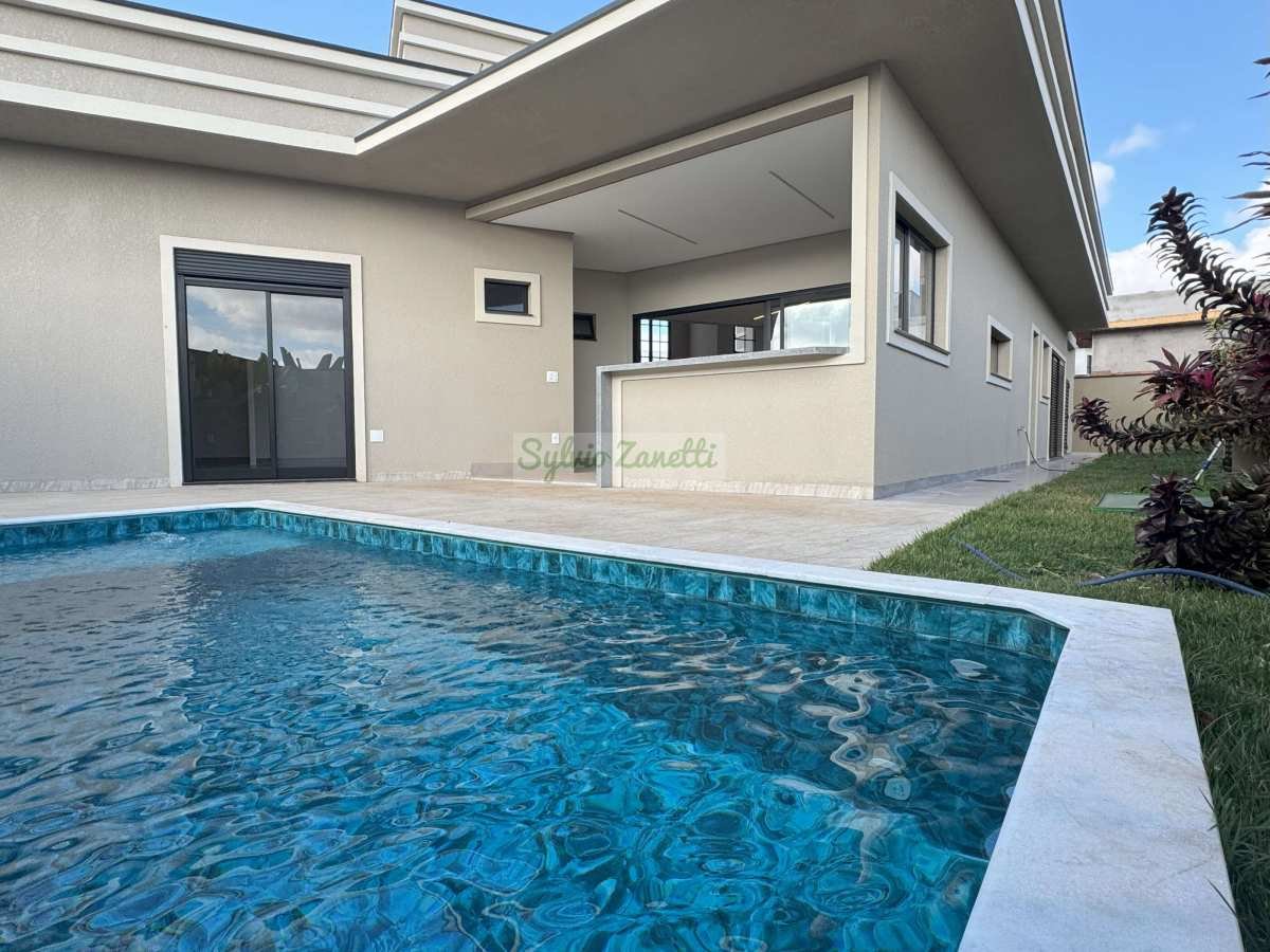 Linda residência térrea com piscina no Condomínio Royal Garden