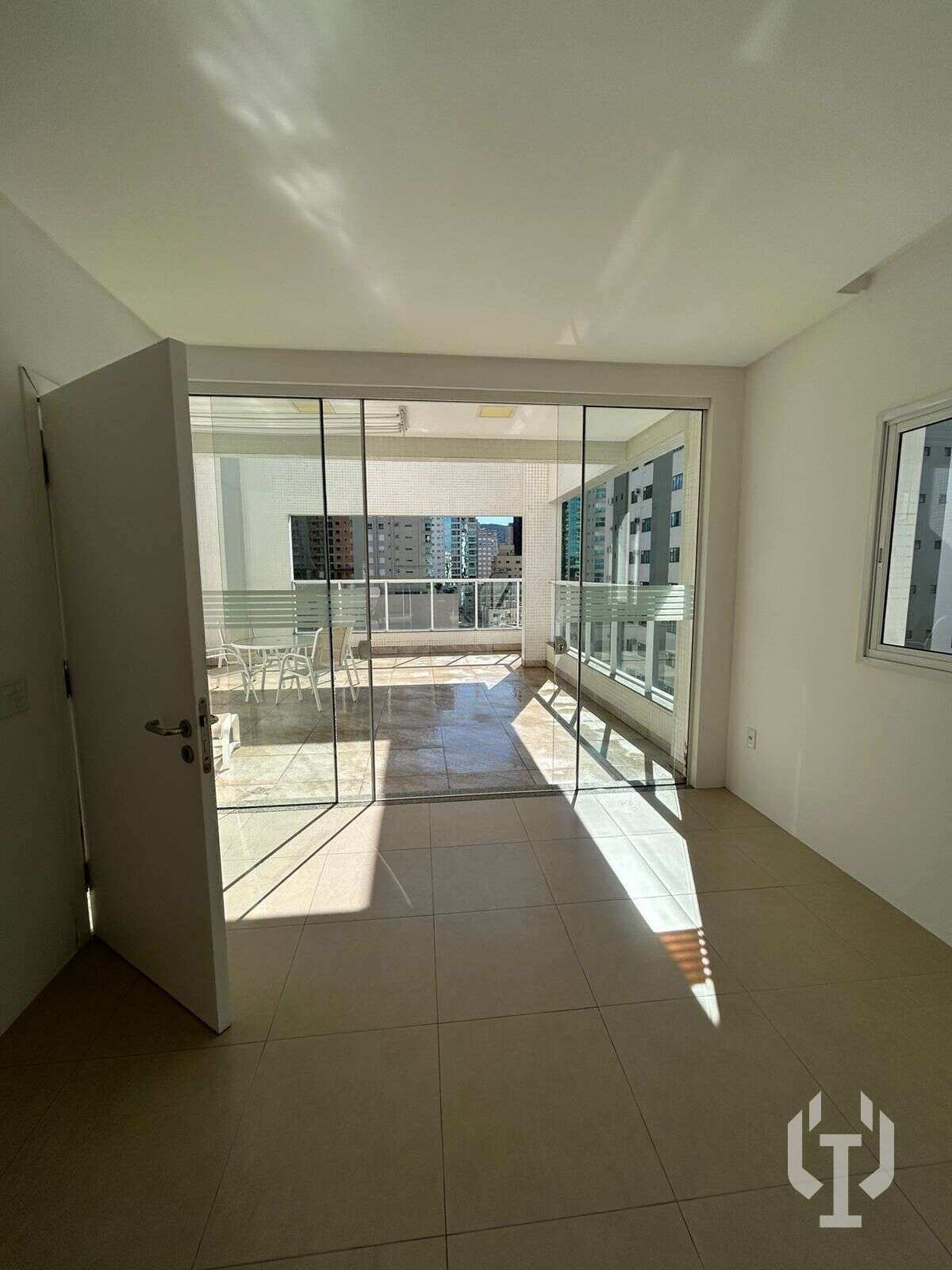  - Apartamento à venda, no Norma Perfol,  em Itapema, Centro, com 2 quartos, 220m²