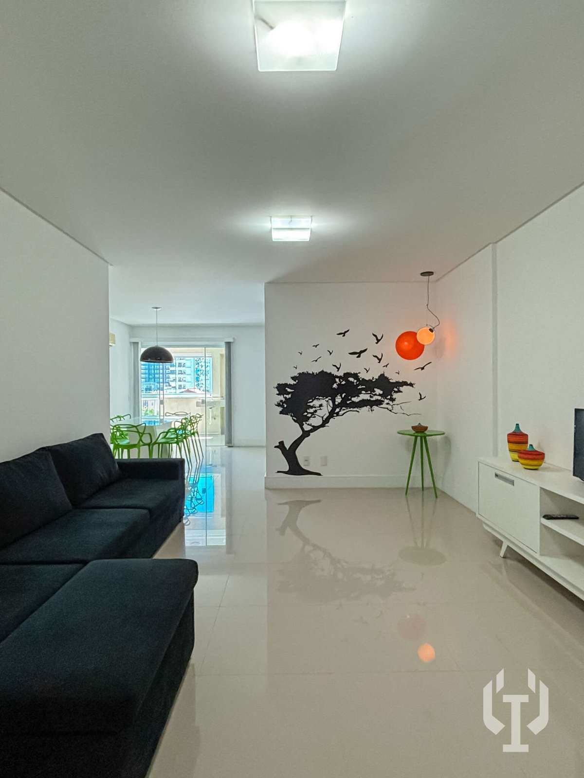  - Apartamento com 3 dormitórios e 2 vagas de garagem em Meia Praia