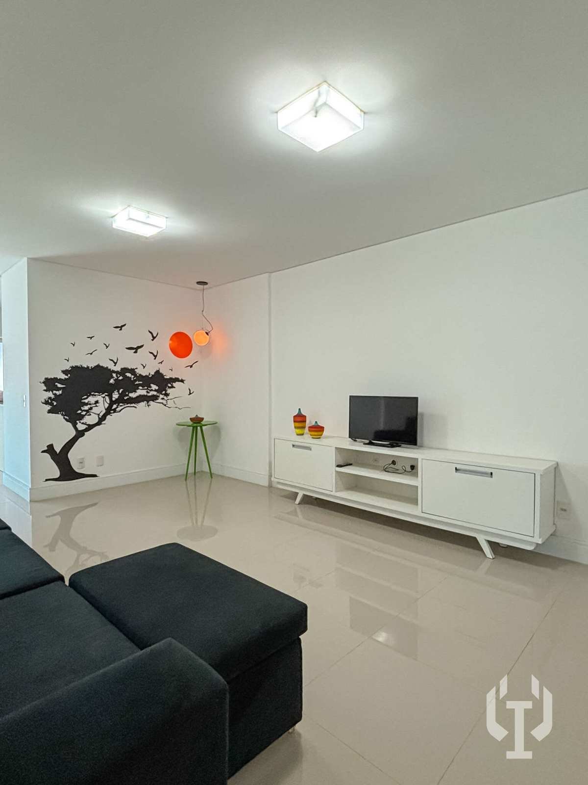  - Apartamento com 3 dormitórios e 2 vagas de garagem em Meia Praia