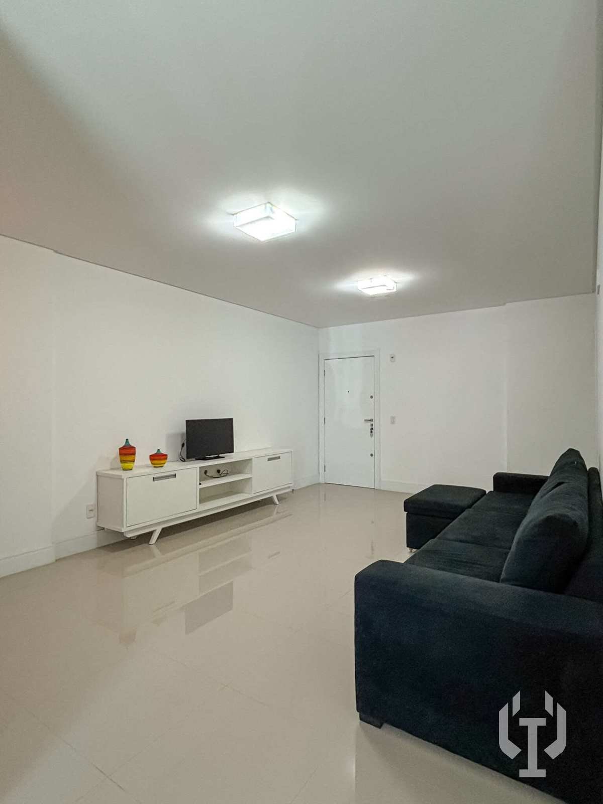  - Apartamento com 3 dormitórios e 2 vagas de garagem em Meia Praia