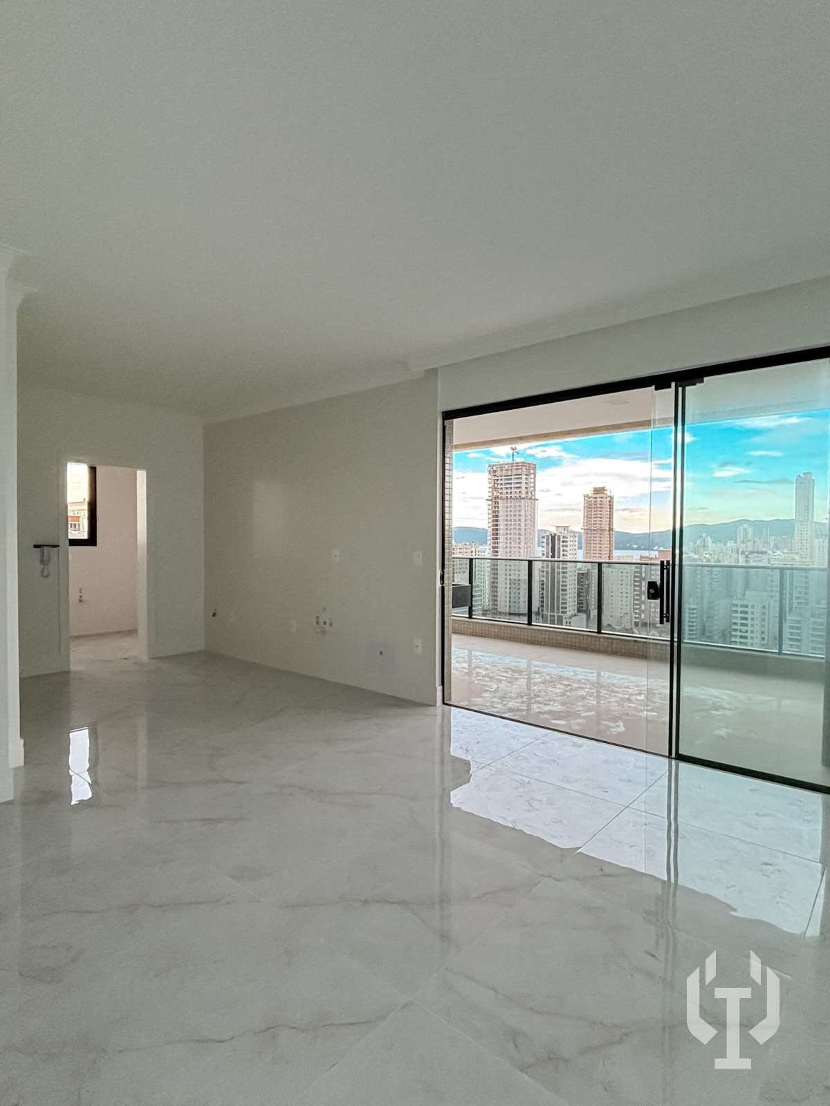  - Apartamento de 3 suítes e 3 vagas de garagem em Meia Praia