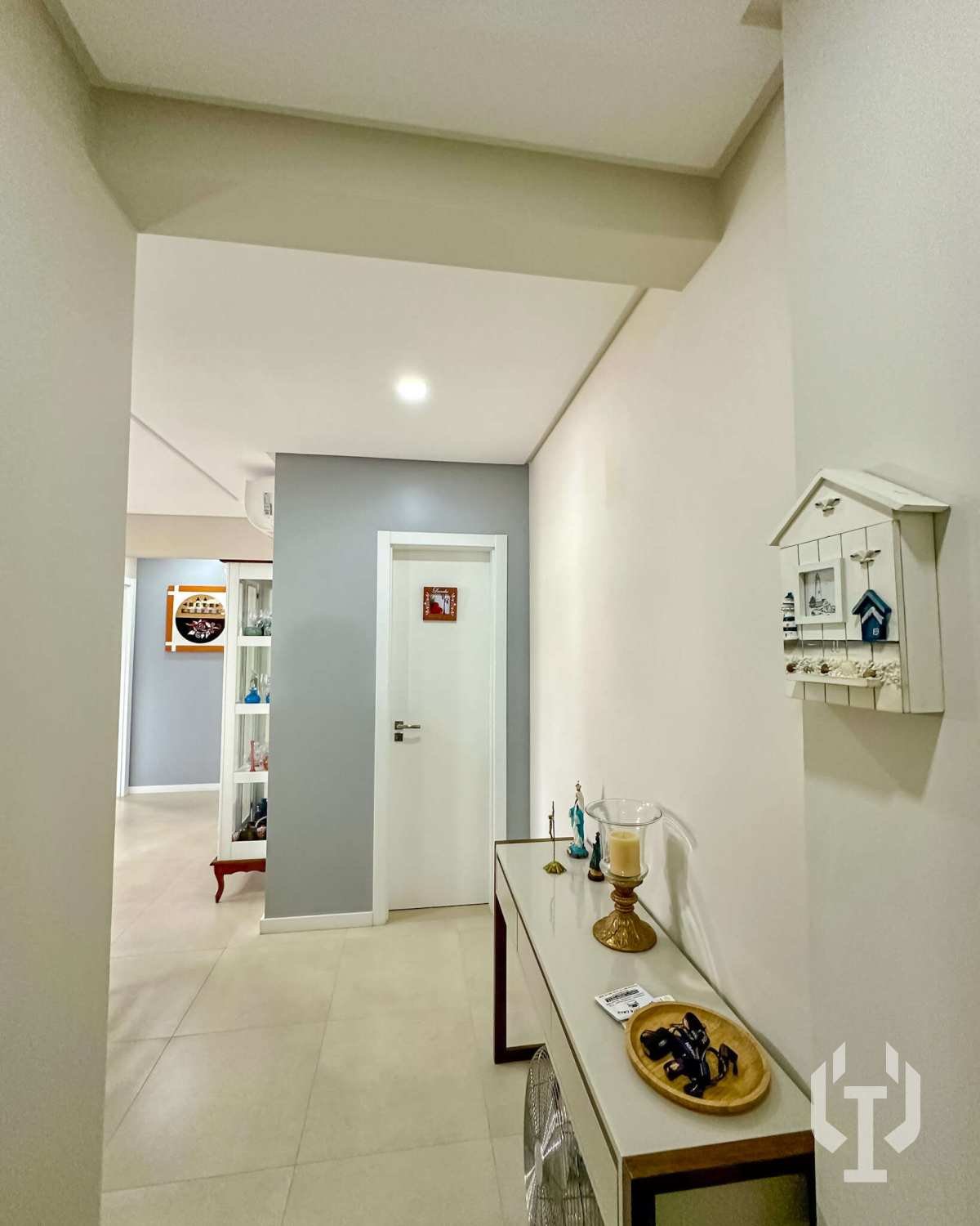  - Apartamento diferenciado com 2 suítes em Meia Praia