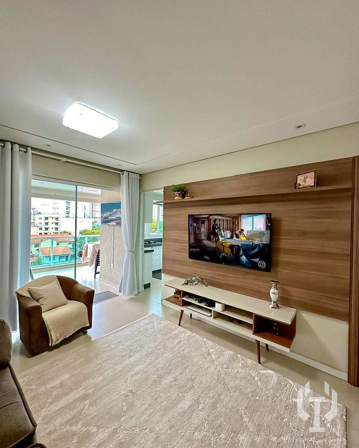  - Apartamento diferenciado com 2 suítes em Meia Praia