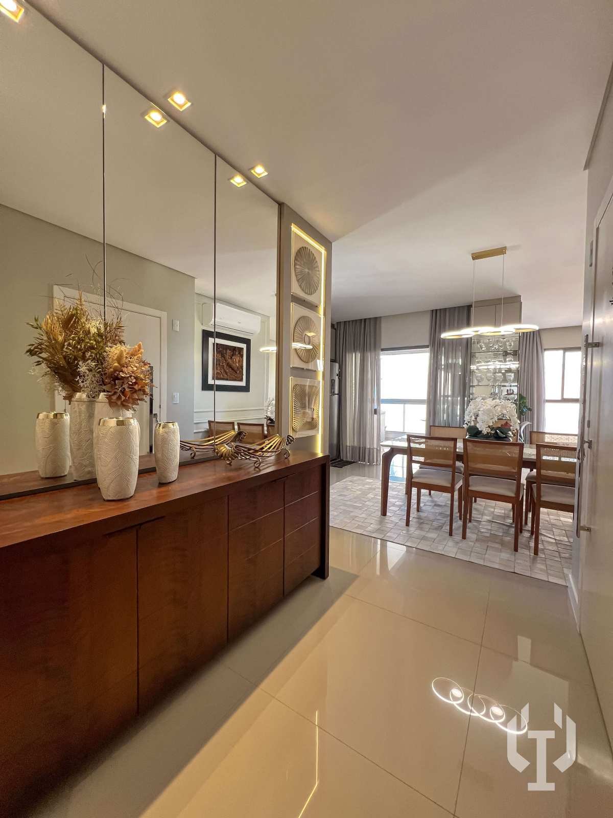  - Apartamento mobiliado de 3 suítes e 2 vagas de garagem no Centro de Itapema