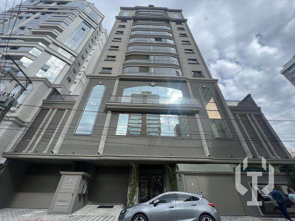  - Apto em ótima localização no coração da Meia Praia, 3 suítes, 2 vagas com alto padrão de acabamento