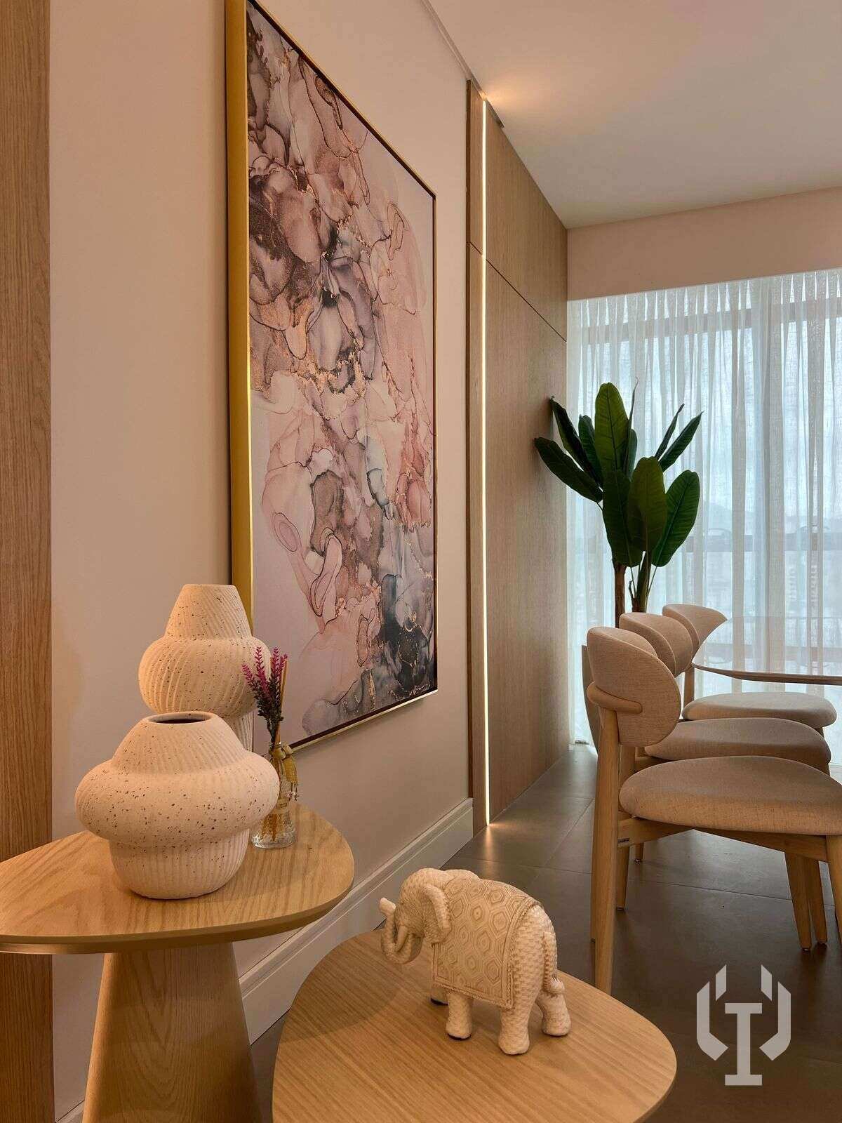  - Showroom mobiliado e decorado com 3 suítes na Meia Praia