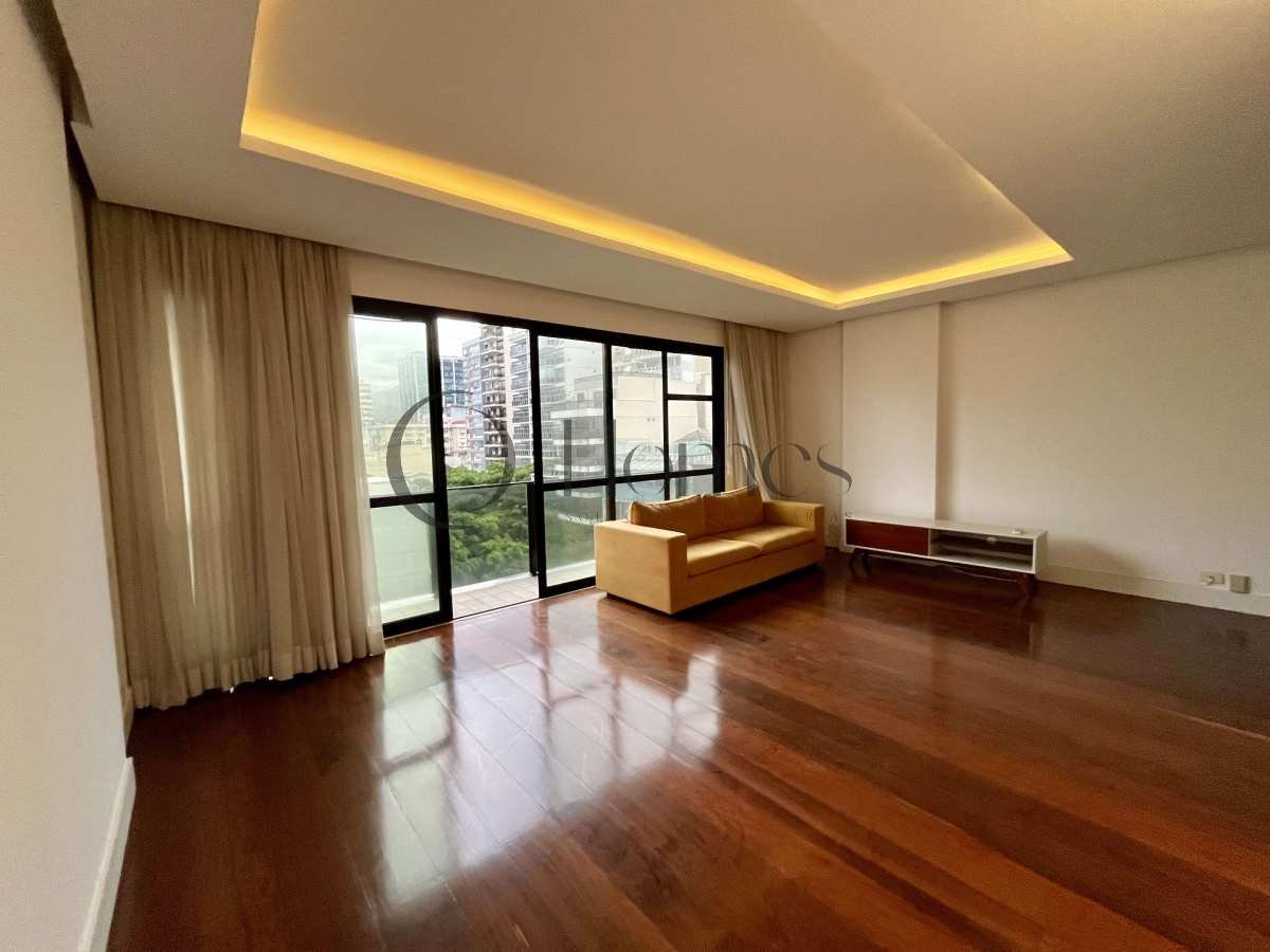  - Alto Padrão em Ipanema – 4 Quartos, Varanda com Vista Mar e 3 Vagas