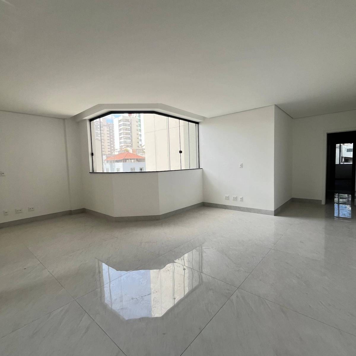 Apartamento à venda com 3 quartos, 130m² - Foto 2