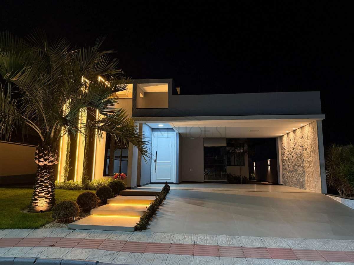 Casa à venda em Tijucas, com 3 quartos, 150m²