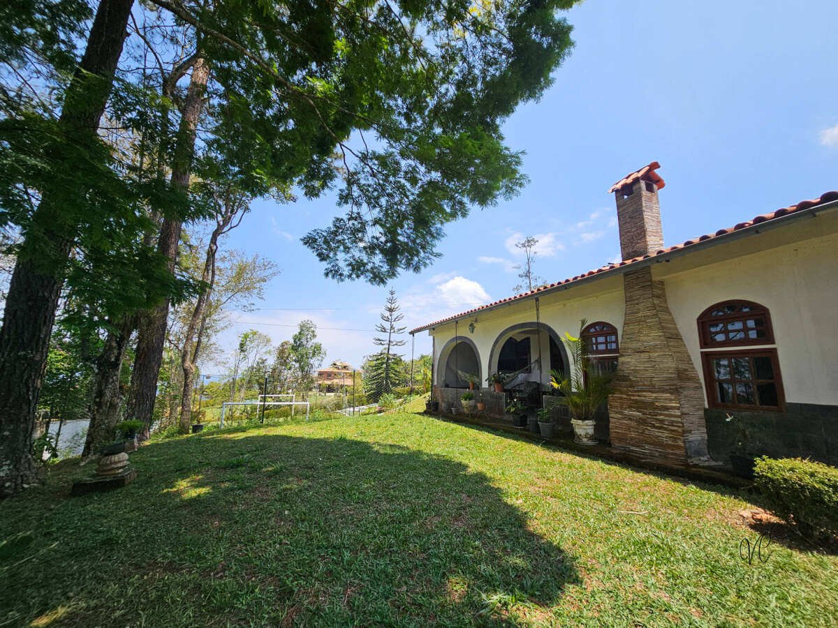 Casa com 4 quartos, linear, em condomínio fechado