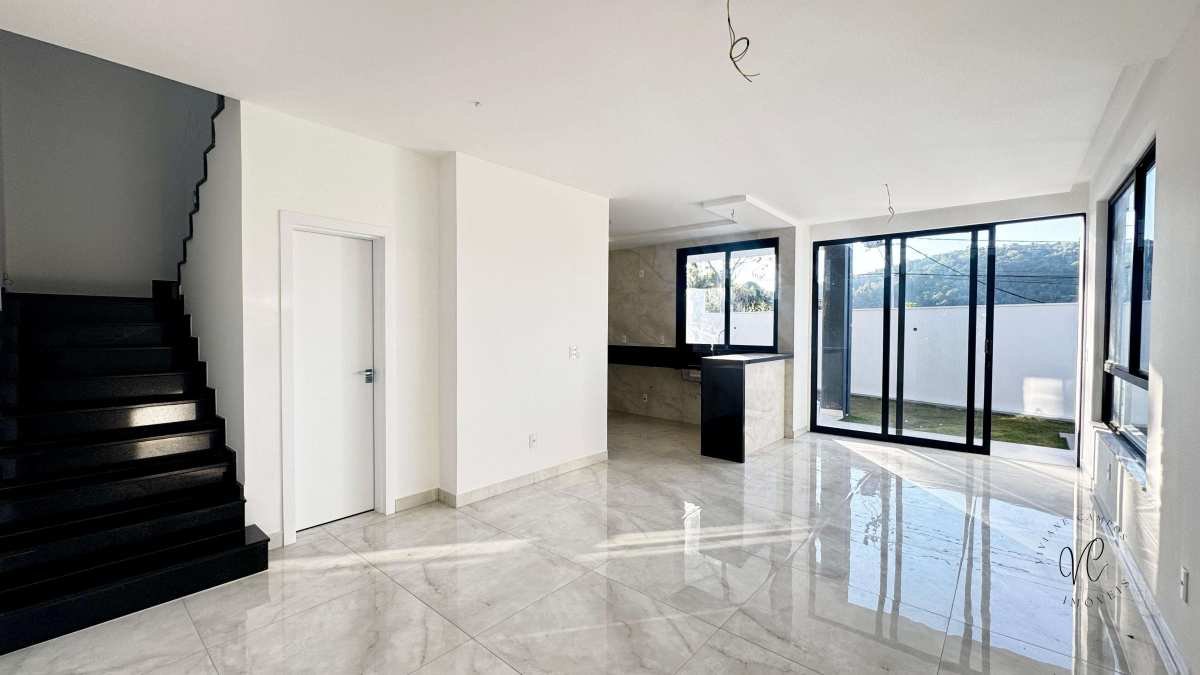 Casa em condomínio, 3 quartos sendo 1 suíte com closet, na cidade alta.