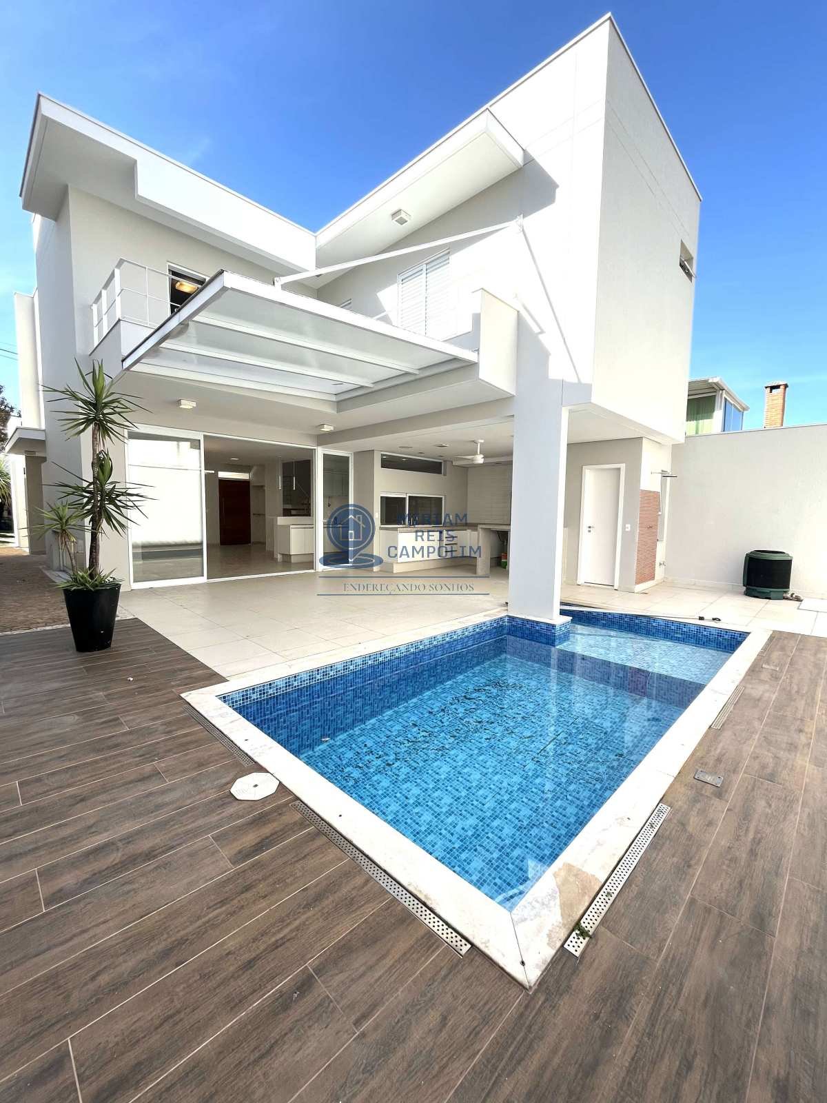 Sobrado com piscina, condominio Villa dos Inglezes - Miriam Reis Campolim   Corretora de imóveis