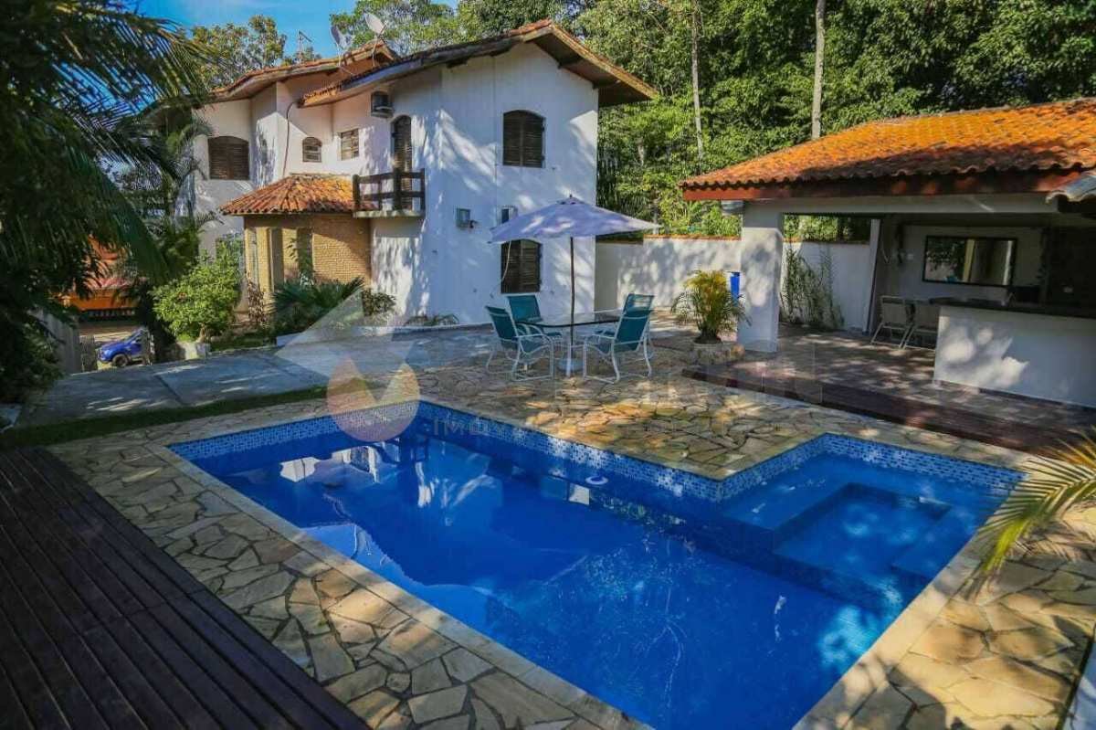 Sobrado à venda com 4 quartos, 255m² - Loteamento Roteiro do Sol,Caraguatatuba