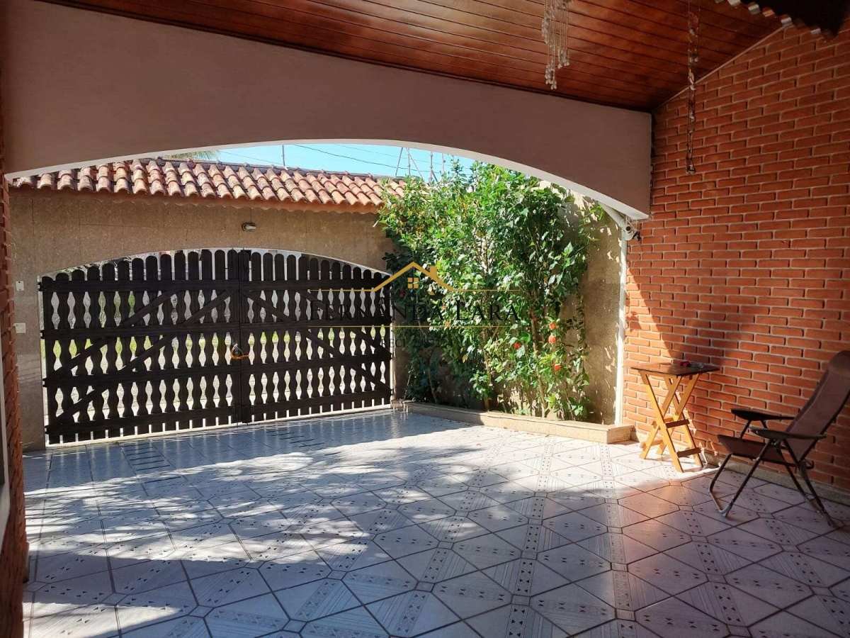 Casa à venda em Peruíbe, Belmira Novaes, com 4 quartos, 200m² - Fernanda Lara Corretora