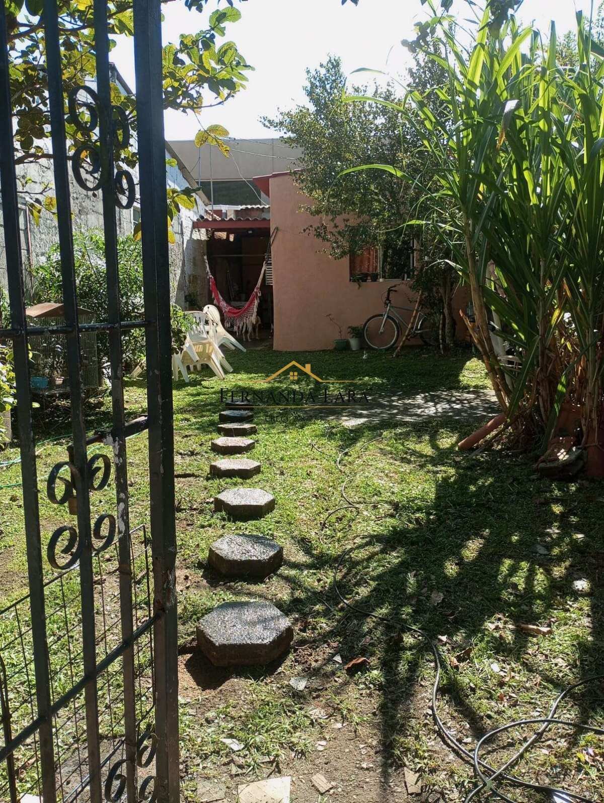 Casa à venda em Peruíbe, Veneza, com 2 quartos, 180m² - Fernanda Lara Corretora