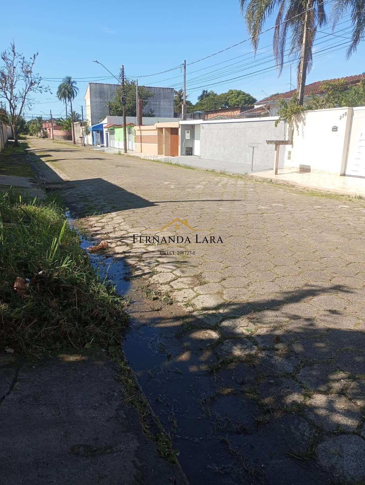 Casa à venda em Peruíbe, Veneza, com 2 quartos, 180m² - Fernanda Lara Corretora