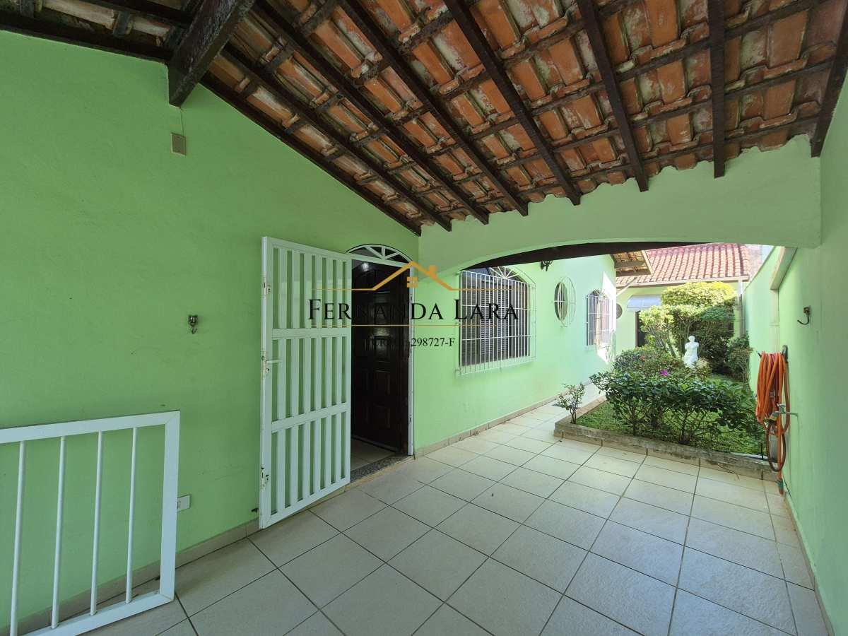 Sobrado à venda em Peruíbe, Josedy, com 6 quartos, 175m² - Fernanda Lara Corretora