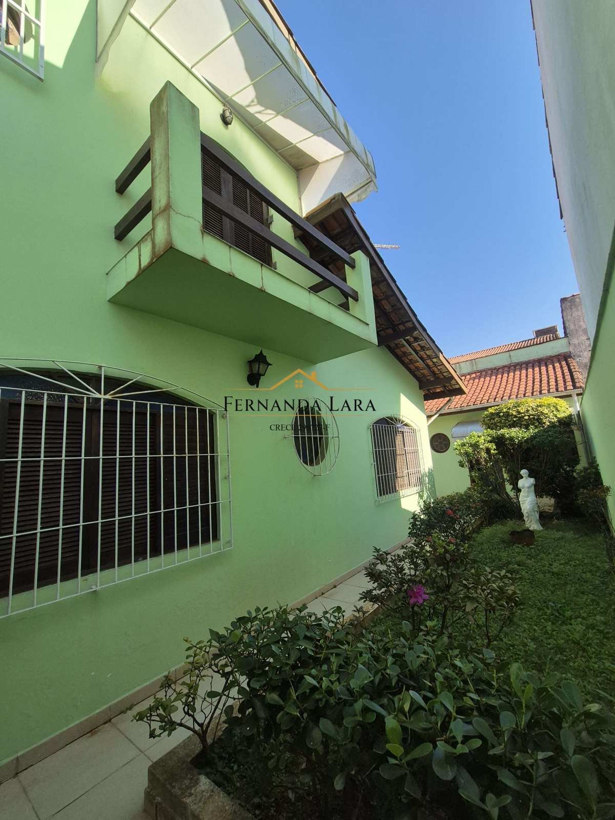 Sobrado à venda em Peruíbe, Josedy, com 6 quartos, 175m² - Fernanda Lara Corretora